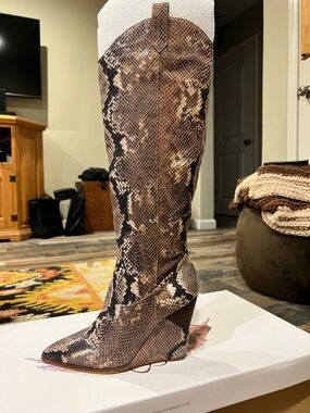 7.5 M Women’s Brown/taupe Snake-Print Knee-High Wedge Boots